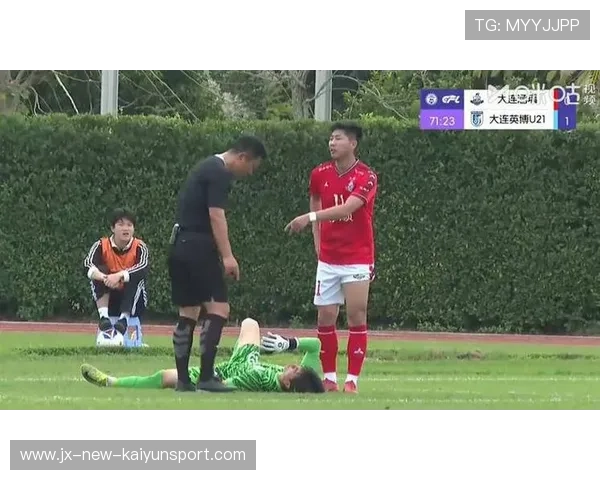 大连英博王禹前场渗透助攻射门,助力球队突破困境 大连英博王禹前场渗透助攻射门,助力球队突破困境